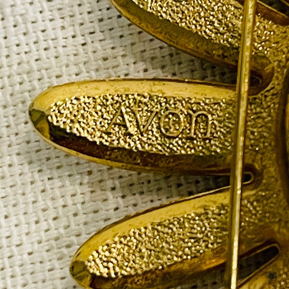 Vintage Solid Fragrance Daisy Brooch - Picture 6 of 6